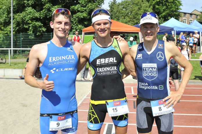 Die drei ersten Männer beim Mußbach Triathlon, BASF Triathlon Cup 2017. (Foto: PIX-Sportfotos /Michael Ruffler) Die drei ersten Männer beim Mußbach Triathlon, BASF Triathlon Cup 2017. (Foto: PIX-Sportfotos /Michael Ruffler)