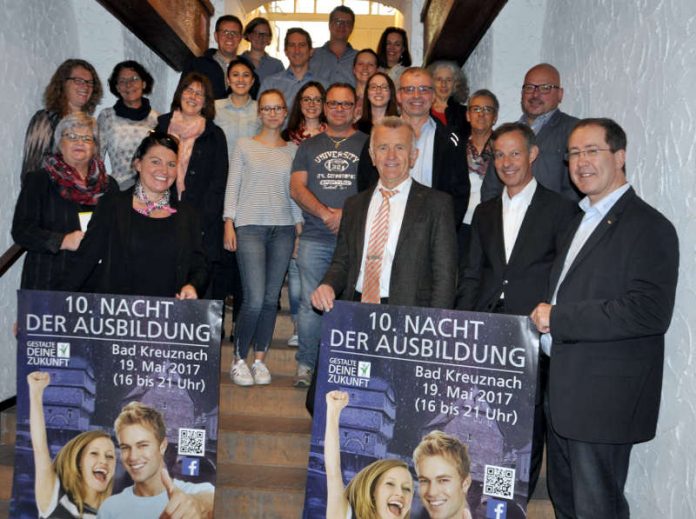 Bei einem Vorbereitungstreffen mit Vertretern der teilnehmenden Unternehmen und den Job-Füxen der Schulen wurde im Ratskeller der Stadt das neue Werbeplakat präsentiert (Foto: Stadtverwaltung Bad Kreuznach)