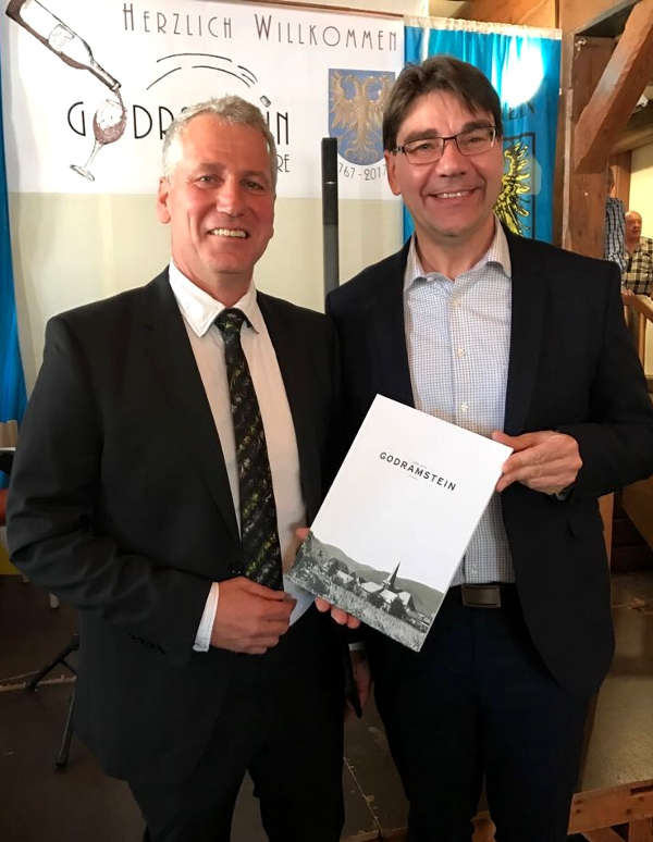 Oberbürgermeister Thomas Hirsch (r.) und Ortsvorsteher Michael Schreiner bei der Vorstellung des Bildbands „1.250 Jahre Godramstein“. (Foto: Stadt Landau in der Pfalz) Oberbürgermeister Thomas Hirsch (r.) und Ortsvorsteher Michael Schreiner bei der Vorstellung des Bildbands „1.250 Jahre Godramstein“. (Foto: Stadt Landau in der Pfalz)