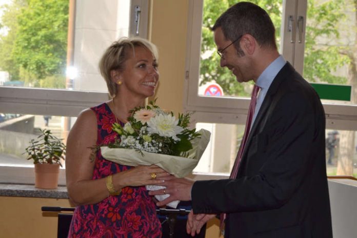 Bürgermeister und Schuldezernent Dr. Maximilian Ingenthron nahm an der Feierstunde teil, gratulierte Pascale Schneider zu ihrer neuen Aufgabe und wünschte ihr alles Gute für die kommenden Jahre. (Foto: Stadt Landau in der Pfalz)