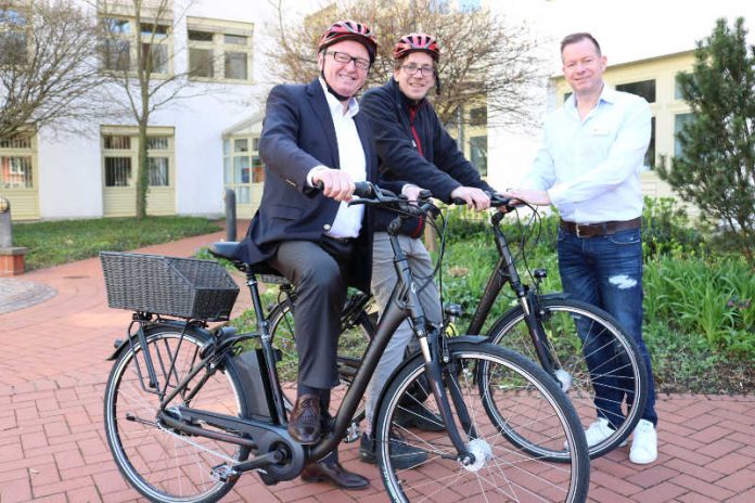 Klimafreundlich unterwegs sind Landrat Ernst Walter Görisch (l.) und Klimaschutzmanager Dennis Rodler mit den neuen Pedelecs der Kreisverwaltung. Die hausinterne Vermietung der Fahrräder mit Akkuunterstützung organisiert Heiko Eßlinger. (Foto: Simone Stier)