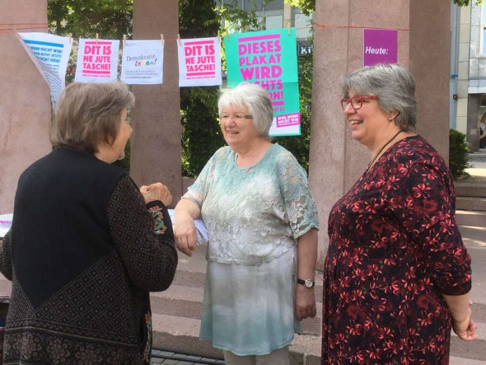 Marktbesucherin, Helga Knerr und Stefanie Rothhaar. (Foto: Stadtverwaltung Pirmasens)