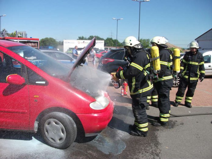 PKW-Brand (Foto: Feuerwehr Bad Kreuznach) PKW-Brand (Foto: Feuerwehr Bad Kreuznach)