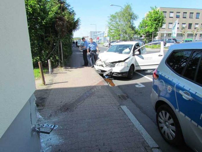 PKW kracht in Polizeistation