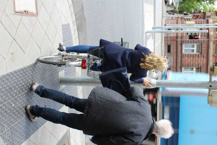 Diebstahl aus Fahrradkorb - Quelle: Polizei Mannheim Diebstahl aus Fahrradkorb - Quelle: Polizei Mannheim
