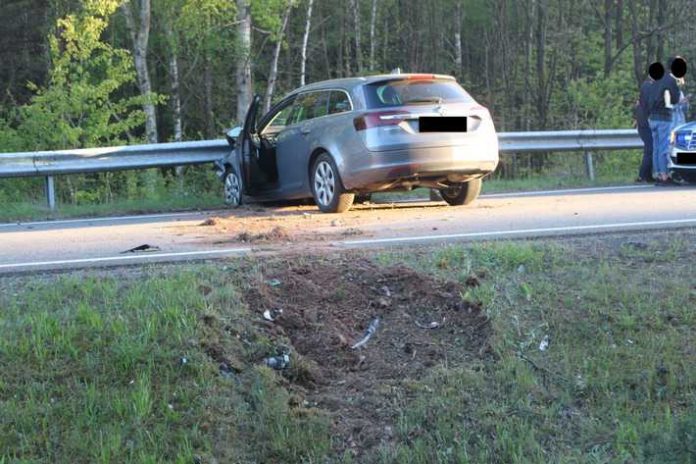 Vermutlich wegen zu hoher Geschwindigkeit kam dieser PKW von der Fahrbahn ab