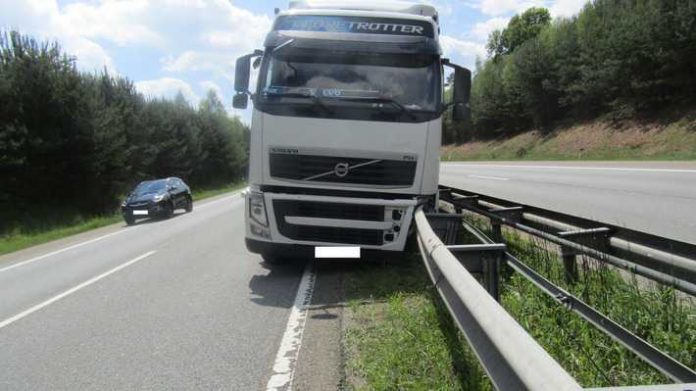 Der Fahrer hatte Glück - Trotz eines geplatzten Reifens kippte sein LKW nicht um Der Fahrer hatte Glück - Trotz eines geplatzten Reifens kippte sein LKW nicht um