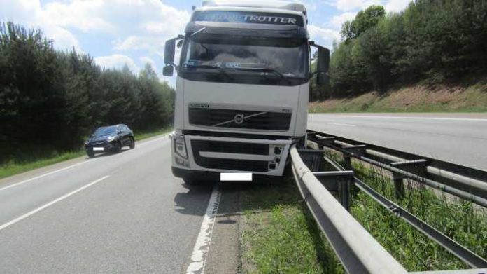 Der Fahrer hatte Glück - Trotz eines geplatzten Reifens kippte sein LKW nicht um