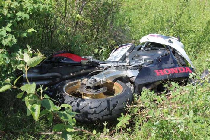 Bei dem Unfall brach das Motorrad auseinander Bei dem Unfall brach das Motorrad auseinander