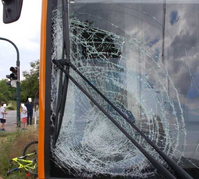 Schaden an der Bahn - Links das Fahrrad des Schwerverletzten