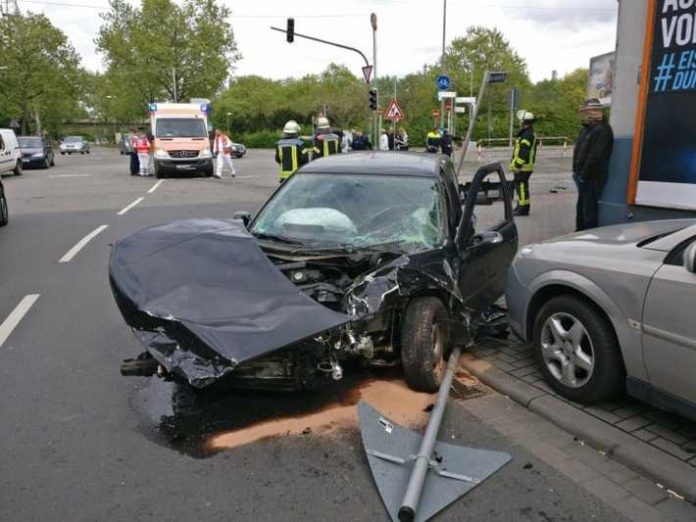 Der Unfallfahrer übersah den von rechts kommenden Golf Der Unfallfahrer übersah den von rechts kommenden Golf