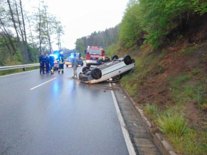 Rettungsdienst, Feuerwehr und Polizei waren im Einsatz. Autofahrer mussten wegen des Unfalls Umwege und Wartezeiten in Kauf nehmen