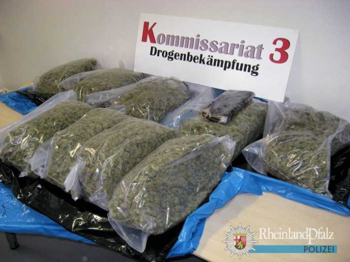 Insgesamt 9 Kilo Marihuanapollen sowie eine 1 Kilo schwere Haschischplatte wurden im Auto eines Tatverdächtigen gefunden.