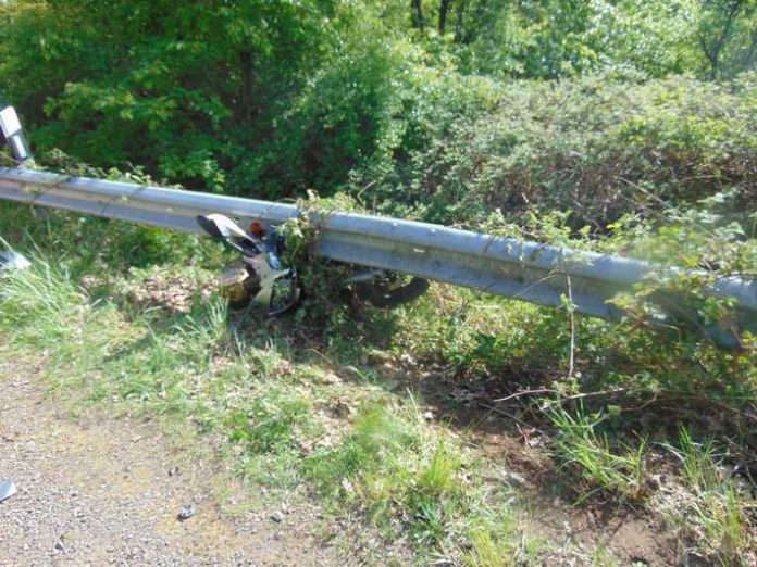 Der Fahrer wurde unter die Leitplanke geschleudert Der Fahrer wurde unter die Leitplanke geschleudert