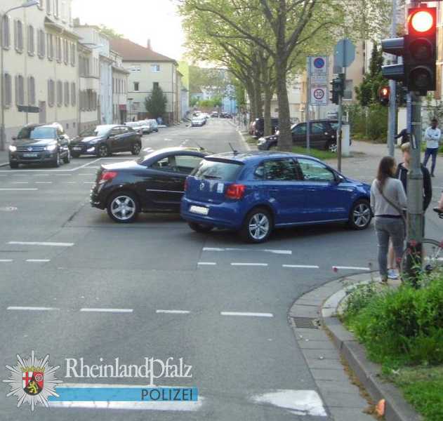 Auf der Kreuzung Karcherstraße/Pirnasenser Straße stießen der VW Polo und der Peugeot 207 zusammen.