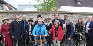 Eröffneten in Kronau den neuen Kraichradweg: Verkehrsminister Winfried Hermann (auf dem historischen Laufrad sitzend), Bürgermeister Frank Burkard (2.v.l.), Landrat Dr. Christoph Schnaudigel (3.v.l.), Landrat Stefan Dallinger (3.v.r.), Landrat Karl Röckinger (rechts). (Foto: Landratsamt Karlsruhe)