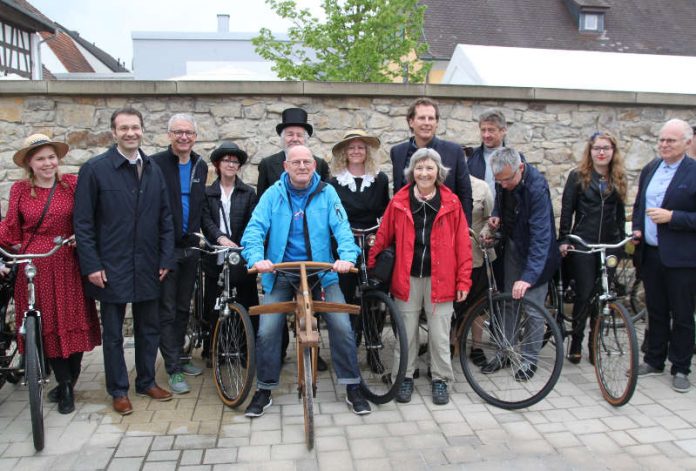 Eröffneten in Kronau den neuen Kraichradweg: Verkehrsminister Winfried Hermann (auf dem historischen Laufrad sitzend), Bürgermeister Frank Burkard (2.v.l.), Landrat Dr. Christoph Schnaudigel (3.v.l.), Landrat Stefan Dallinger (3.v.r.), Landrat Karl Röckinger (rechts). (Foto: Landratsamt Karlsruhe)