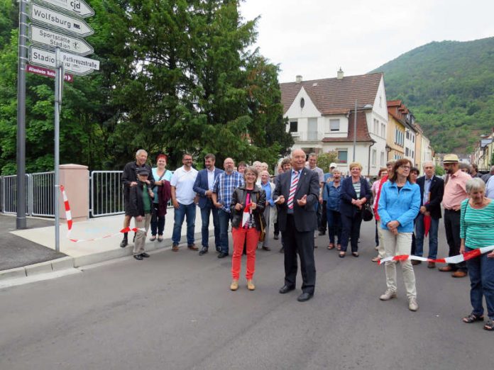 ie Rotkreuzbrücke ist nun offiziell für den Verkehr freigegeben. (Foto: Stadtverwaltung Neustadt) ie Rotkreuzbrücke ist nun offiziell für den Verkehr freigegeben. (Foto: Stadtverwaltung Neustadt)