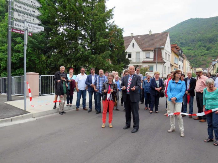 ie Rotkreuzbrücke ist nun offiziell für den Verkehr freigegeben. (Foto: Stadtverwaltung Neustadt)