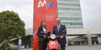 MVV-Vertriebsvorstand Ralf Klöpfer (re.) und MVV-Mitarbeiterin Sladjana Ripke mit einem der Fahrzeuge für das Projekt "E-Roller für alle!" (Foto: MVV-Pressebild)