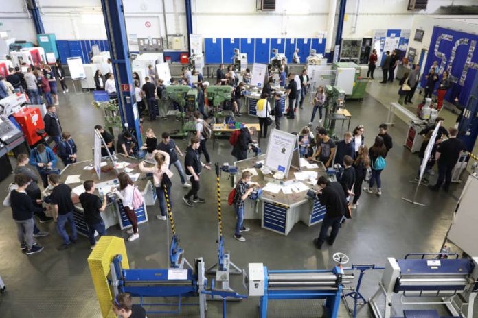 Auch in diesem Jahr ist der „Tag der offenen Tür der Ausbildung“ der SCHOTT AG bei den älteren Schülerinnen und Schülern wieder auf großes Interesse gestoßen. (Foto: SCHOTT AG/A. Sell)