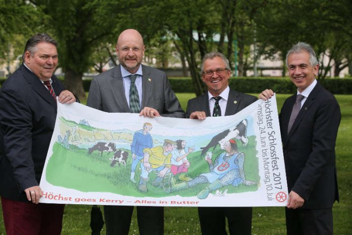 Christoph Brum, Jürgen Vormann, Claus Cromm und Peter Feldmann (v.l.n.r.) präsentieren das Motto des Schlossfests 2017 (Foto: Maik Reuß)