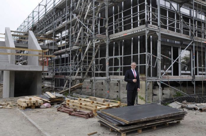 Landrat Christian Engelhardt informierte sich über den Umbau und die Entwicklung der Erich Kästner-Schule (Foto: Kreis Bergstraße) Landrat Christian Engelhardt informierte sich über den Umbau und die Entwicklung der Erich Kästner-Schule (Foto: Kreis Bergstraße)