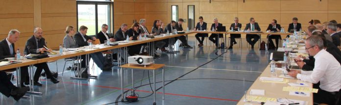Die Bürgermeister im Landkreis trafen sich in Kraichtal-Menzingen zur jüngsten Kreisversammlung. (Foto: Landratsamt Karlsruhe)