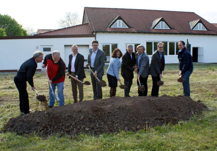 v.l.: Ortsbürgermeister Nerding, Ortsbürgermeister Flaxmeyer, Erster Kreisbeigeordneter Ehrgott, Bürgermeister Blank, Landrätin Riedmaier, Architekt Knauth, Ortsbürgermeister Klein, MdL Schwarz, Vorsitzender des Vereins „Zusammen etwas bewegen“ Rainer Keßler (Foto: Kreisverwaltung Südliche Weinstraße)