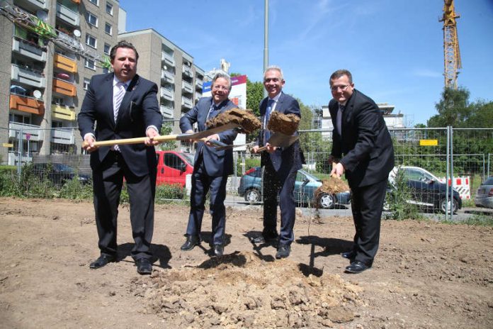 OB Peter Feldmann mit Stephan Siegler, Constantin Westphal und Holger Lack bei Spatenstich zu NH-Wohnprojekt Alemannenweg/Cheruskerweg (Foto: Maik Reuß) OB Peter Feldmann mit Stephan Siegler, Constantin Westphal und Holger Lack bei Spatenstich zu NH-Wohnprojekt Alemannenweg/Cheruskerweg (Foto: Maik Reuß)
