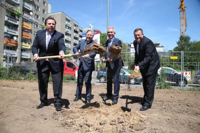 OB Peter Feldmann mit Stephan Siegler, Constantin Westphal und Holger Lack bei Spatenstich zu NH-Wohnprojekt Alemannenweg/Cheruskerweg (Foto: Maik Reuß)