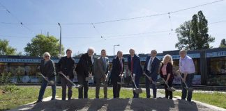 Mit einem feierlichen Spatenstich wird der Umbau des Bahnhofs Rheinau begonnen. (Foto: rnv/Nikola Haubner)
