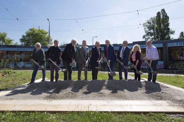 Mit einem feierlichen Spatenstich wird der Umbau des Bahnhofs Rheinau begonnen. (Foto: rnv/Nikola Haubner)