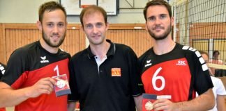 NVV Pokalfinale 2016 MVP-Ehrung li Thomas Fürst (SSC Karlsruhe 2)- re Marko Kienast (SSC Karlsruhe 1), Mitte: Joachim Greiner (Spielwart NVV). (Foto: SSC Karlsruhe)
