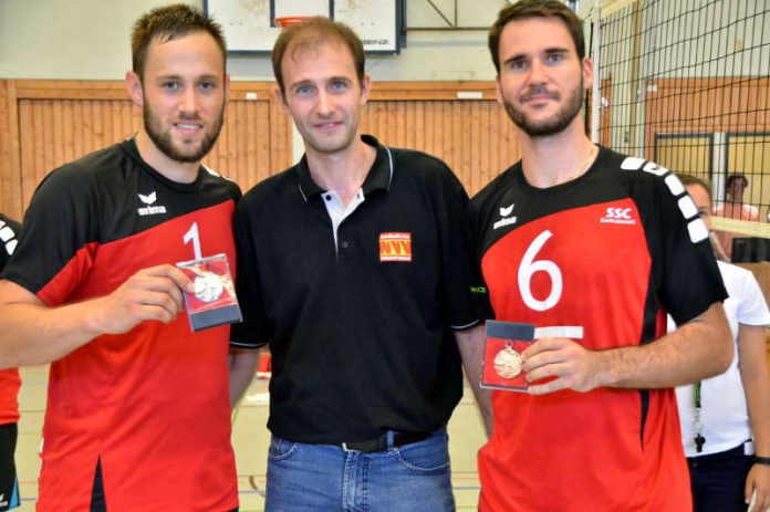 NVV Pokalfinale 2016 MVP-Ehrung li Thomas Fürst (SSC Karlsruhe 2)- re Marko Kienast (SSC Karlsruhe 1), Mitte: Joachim Greiner (Spielwart NVV). (Foto: SSC Karlsruhe)