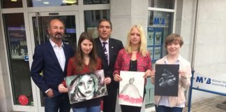 Der Leiter der Rheinhessen Akademie, Dietmar Gross (links) und MVB- Filialleiter Ralf Gerster mit den Gewinnerinnen Hannah Jost, Tamisa Klein und Lilian Würth. (Foto: Mainzer Volksbank eG)