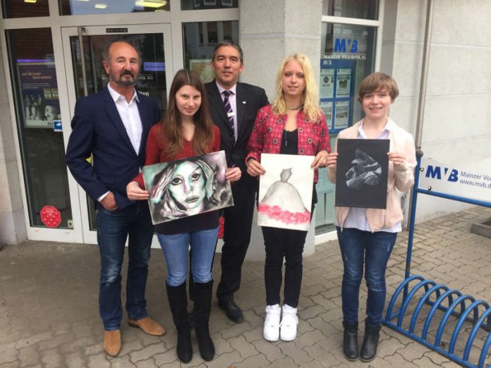 Der Leiter der Rheinhessen Akademie, Dietmar Gross (links) und MVB- Filialleiter Ralf Gerster mit den Gewinnerinnen Hannah Jost, Tamisa Klein und Lilian Würth. (Foto: Mainzer Volksbank eG)