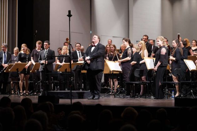 Das Sinfonische Blasorchester beim des Applaus (Foto: Holger Knecht)