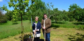 Bürgermeisterin Felicitas Kubala und Alexander Manz, Vorsitzender der Schutzgemeinschaft Deutscher Wald (SDW), Kreisverband Mannheim (Foto: Stadt Mannheim)