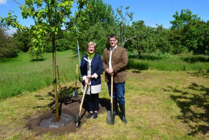 Bürgermeisterin Felicitas Kubala und Alexander Manz, Vorsitzender der Schutzgemeinschaft Deutscher Wald (SDW), Kreisverband Mannheim (Foto: Stadt Mannheim)