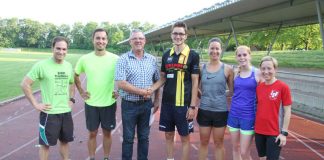 Christian Trunk, Abteilungsleiter Günter Bläß und Triathleten (Foto: LSV Ladenburg)