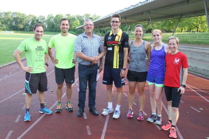 Christian Trunk, Abteilungsleiter Günter Bläß und Triathleten (Foto: LSV Ladenburg)