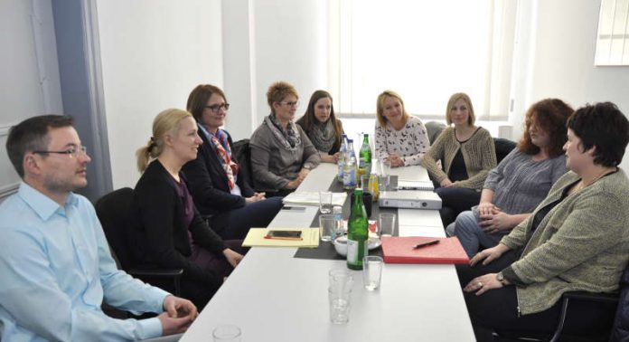 Zum Austauschgespräch im Tuberkulosefall im St. Josef Kindergarten in Mörlenbach haben sich die Erste Kreisbeigeordnete Diana Stolz, der Bürgermeister Jens Helmstädter, die Leiterin des Gesundheitsamtes Dr. Sabine Güssow sowie die Leitung und der Elternbeirat des Kindergartens im Heppenheimer Landratsamt getroffen. (Foto: Kreis Bergstraße)