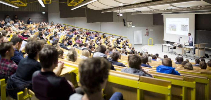 Am Studien-Informationstag können Schüler unter anderem in Vorlesungen hineinschnuppern. (Foto: TU Kaiserslautern)