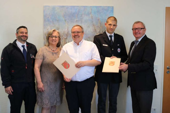 Landrat Ernst Walter Görisch ernannte den Leitenden Notarzt Jens Duersel-Mierswa und entpflichtete den Organisatorischen Leiter Katastrophenschutz, Norbert Günther. Mit dabei waren Elisabeth Bieser, Leiterin der Abteilung Ordnung und Sicherheit sowie Boris Kutscher, Sprecher der Gruppe LNA (v.r.). (Foto: Simone Stier) Landrat Ernst Walter Görisch ernannte den Leitenden Notarzt Jens Duersel-Mierswa und entpflichtete den Organisatorischen Leiter Katastrophenschutz, Norbert Günther. Mit dabei waren Elisabeth Bieser, Leiterin der Abteilung Ordnung und Sicherheit sowie Boris Kutscher, Sprecher der Gruppe LNA (v.r.). (Foto: Simone Stier)