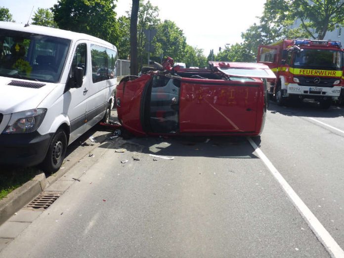 Der PKW landete bei der Verkehrsunfall auf der Seite (Foto: Feuerwehr Mainz) Der PKW landete bei der Verkehrsunfall auf der Seite (Foto: Feuerwehr Mainz)