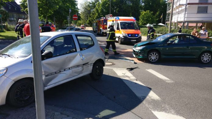 Verkehrsunfall Kreuzung Mannheimer Str. Ecke Rheinstr. (Foto: Feuerwehr Bad Kreuznach) Verkehrsunfall Kreuzung Mannheimer Str. Ecke Rheinstr. (Foto: Feuerwehr Bad Kreuznach)