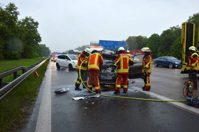 Verkehrsunfall auf der BAB5 kurz vor dem Rasthof Bruchsal in Richtung Frankfurt (Foto: Nadine Doll) Verkehrsunfall auf der BAB5 kurz vor dem Rasthof Bruchsal in Richtung Frankfurt (Foto: Nadine Doll)