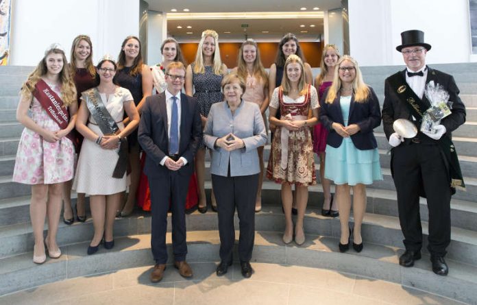 Die Hoheiten aus der Südpfalz zusammen mit der Bundeskanzlerin Dr. Angela Merkel und dem Bundestagsabgeordneten Dr. Thomas Gebhart. (Foto: Bundesregierung / Jochen Eckel)