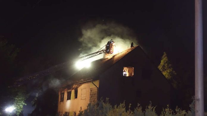 Ein Haus in der Boelckestraße stand in Vollbrand (Foto: Feuerwehr Wiesbaden)